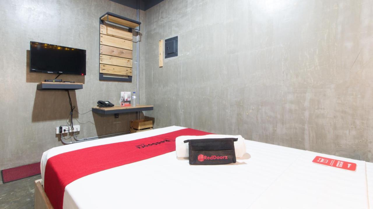Reddoorz Plus @ Taft North Mandurriao Илоило Экстерьер фото